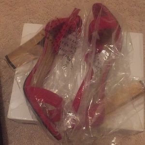 Red heels with gold bottoms 🔥